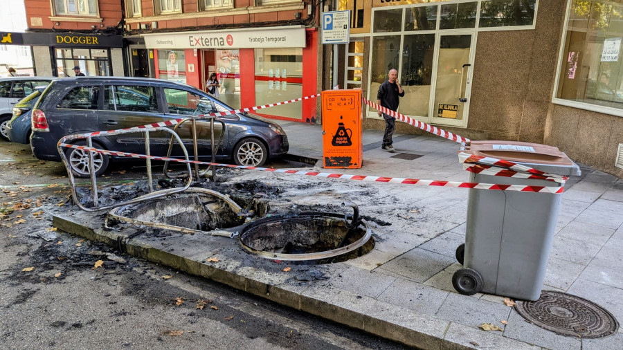 Un incendio en varios contenedores del centro de A Coruña afecta a un coche