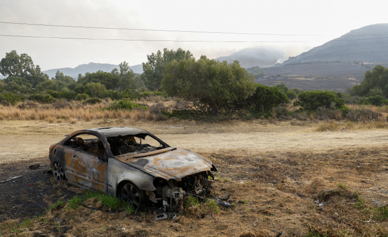 Los cambios de viento dificultan la extinción del incendio de Tarifa con 1.550 desalojados