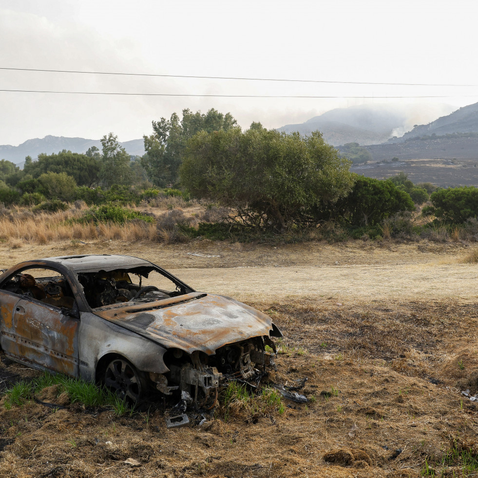 Los cambios de viento dificultan la extinción del incendio de Tarifa con 1.550 desalojados