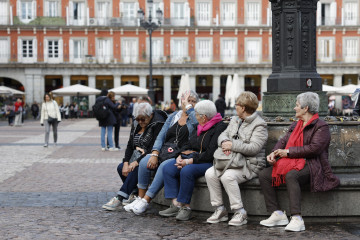 MADRID, 06/08/2025.- Fotografía de archivo tomada en octubre de 2023 que muestra a un grupo de mujeres que descansa en la plaza Mayor de Madrid. España suma al día casi 220 personas a la nómina de