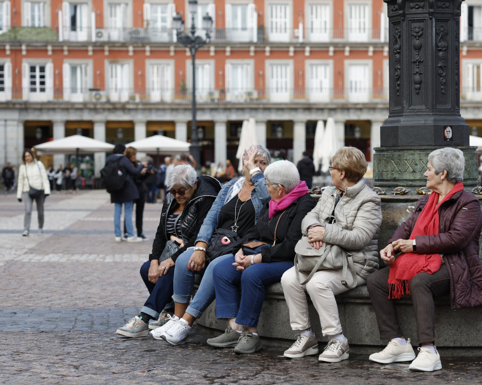 MADRID, 06/08/2025.- Fotografía de archivo tomada en octubre de 2023 que muestra a un grupo de mujeres que descansa en la plaza Mayor de Madrid. España suma al día casi 220 personas a la nómina de