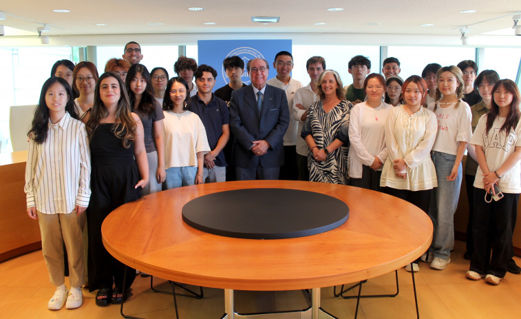 Estudiantes procedentes de China que cursan el DARI de UIE visitan A Coruña como parte de su formación