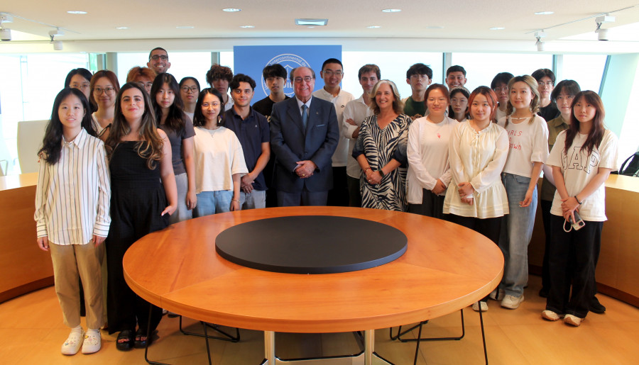 Estudiantes procedentes de China que cursan el DARI de UIE visitan A Coruña como parte de su formación