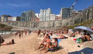 El mar se come una playa de A Coruña y los usuarios se suben por las rocas