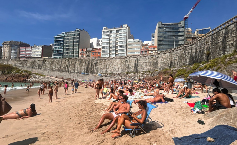 El mar se come una playa de A Coruña y los usuarios se suben por las rocas