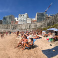 Las mareas dejan pequeña la playa del Matadero