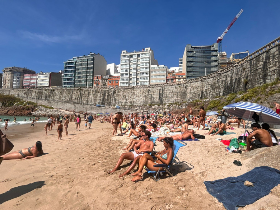 El mar se come una playa de A Coruña y los usuarios se suben por las rocas