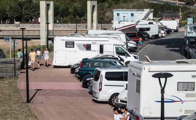 El turismo de autocaravanas toma el barrio de Adormideras en A Coruña para disfrutar de la playa