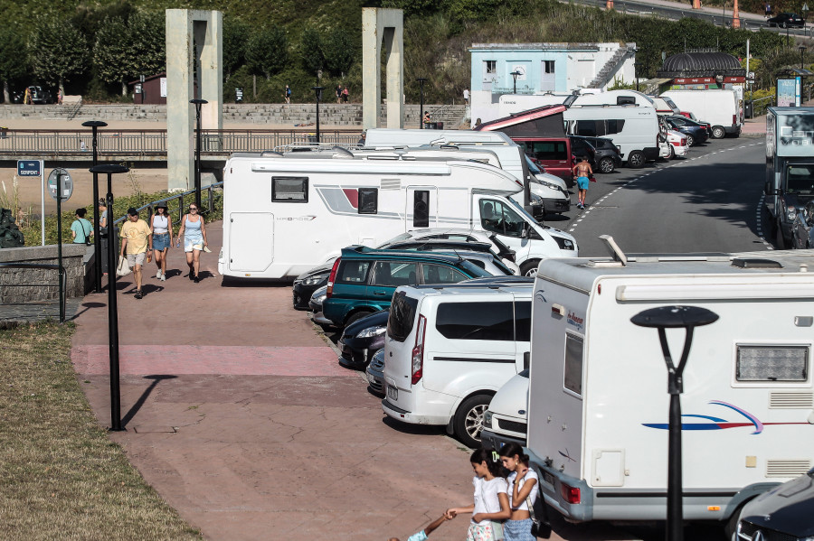 El turismo de autocaravanas toma el barrio de Adormideras en A Coruña para disfrutar de la playa