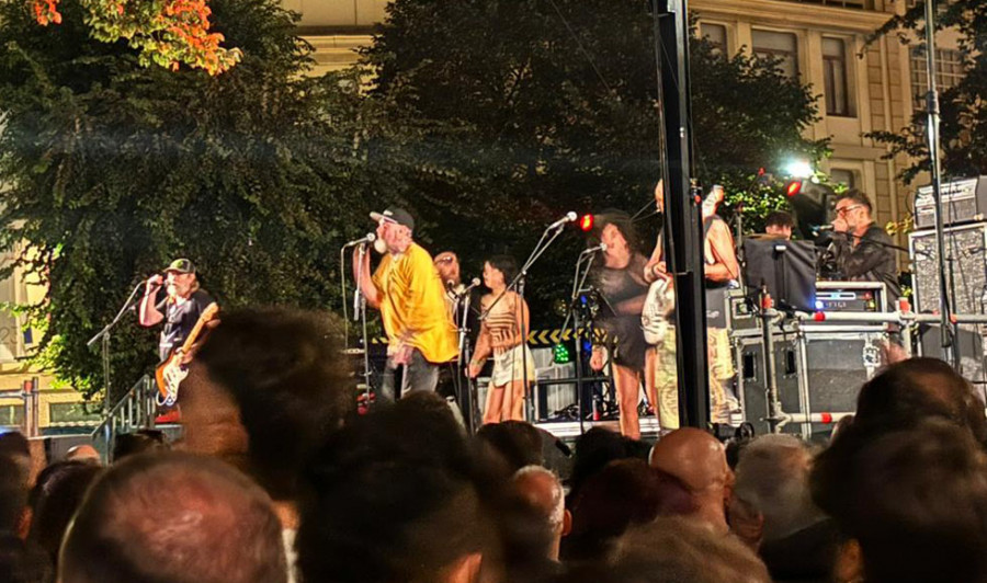 Los Red Hot Chili Peppers españoles ponen A Coruña a sus pies en plena ‘madrugá’