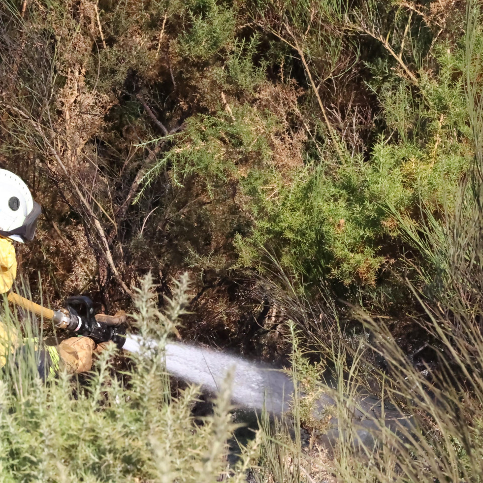 Extinguido el incendio de A Graña, y controlados los de Corme, Brantuas y Xaviña