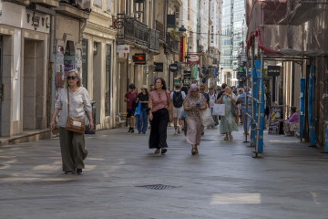 Gente caminando por la calle Real de A Coruña @ Carlota Blanco