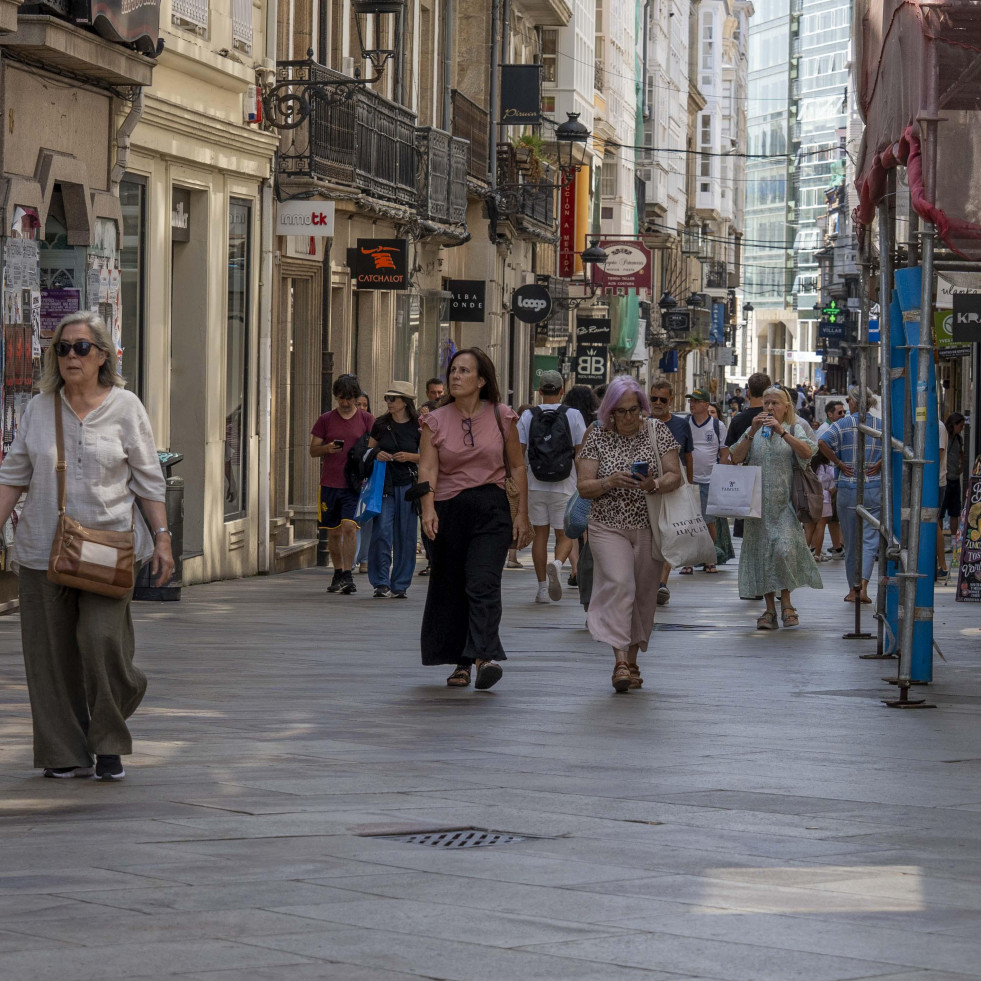 Galicia gana 14.426 habitantes y 175 centenarios en el último año