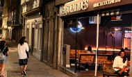 Un pub del centro de A Coruña supera el precinto del Ayuntamiento y logra reabrir sus puertas