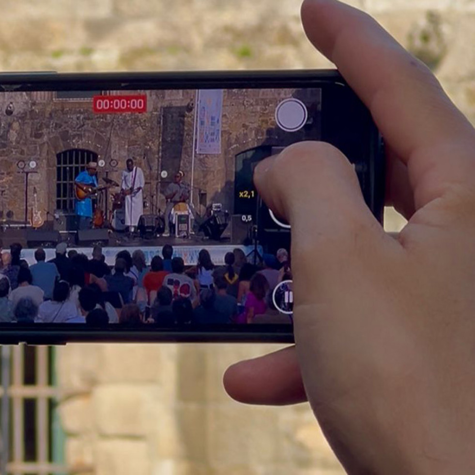 De Mali al castillo de San Antón: esto es lo que enamora a los músicos que tocan allí
