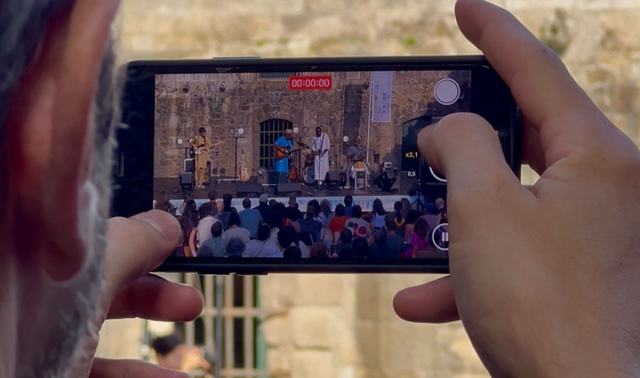 De Mali al castillo de San Antón: esto es lo que enamora a los músicos que tocan allí