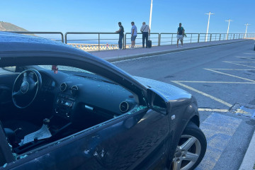 Coches con los cristales rotos en el Paseo Marítimo de A Coruña  (1)
