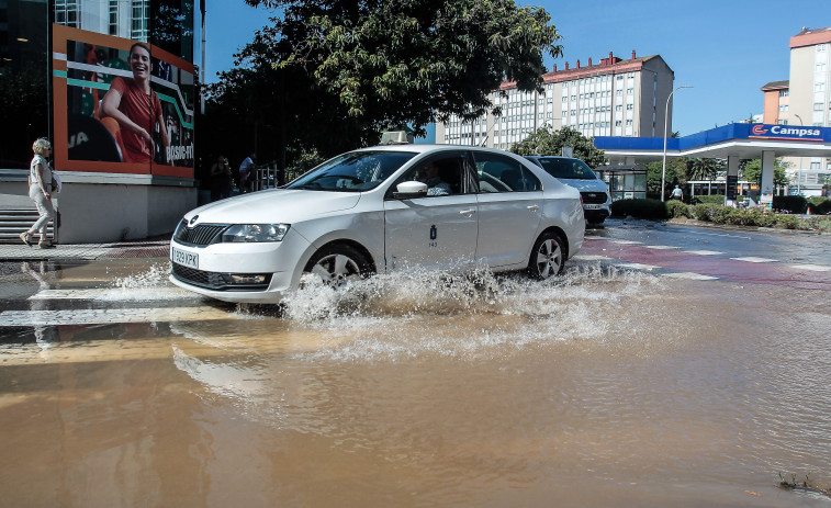 Inundación en A Coruña: una tubería rota empapa la avenida Salvador de Madariaga