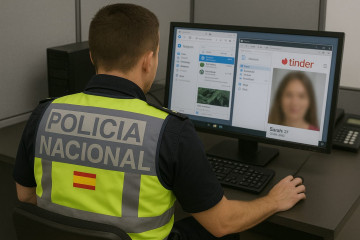 GRAF8652. BARAKALDO (BIZKAIA), 22/07/2025.- Agentes de la Policía Nacional han detenido en Barakaldo (Bizkaia) a un hombre de 30 años, vecino de la localidad, acusado de cometer múltiples delitos d