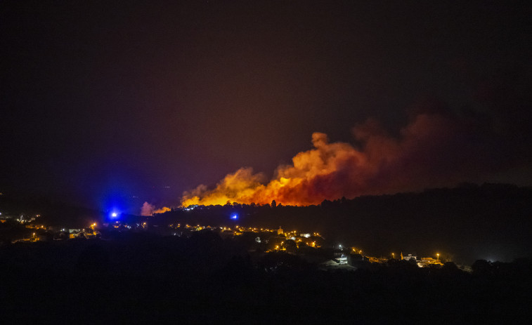 Extinguido el gran incendio forestal de Vilardevós (Ourense) que superó las 578 hectáreas