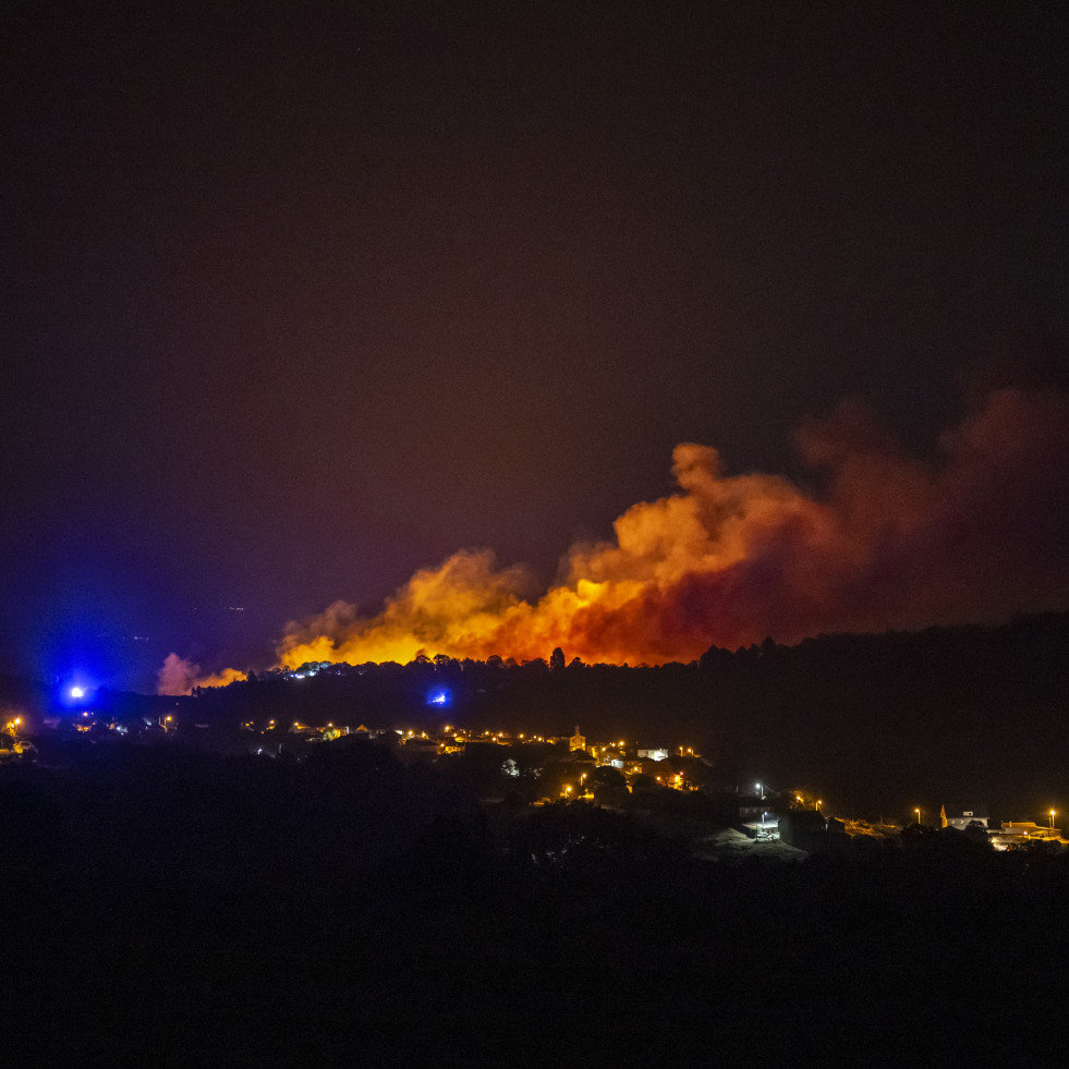 Extinguido el gran incendio forestal de Vilardevós (Ourense) que superó las 578 hectáreas