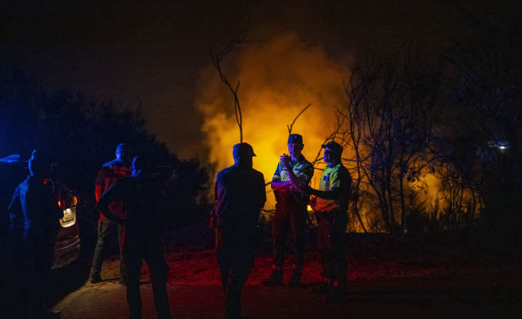 Extinguido o gran incendio forestal de Vilardevós que superou as 578 hectáreas queimadas