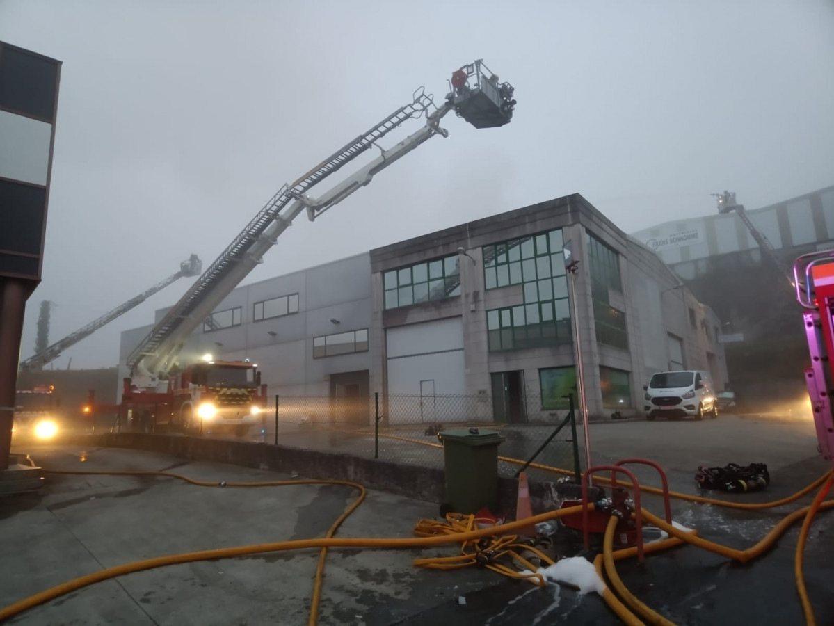 Incendio en una nave del polígono de Bergondo @ Bomberos de A Coruña (1)