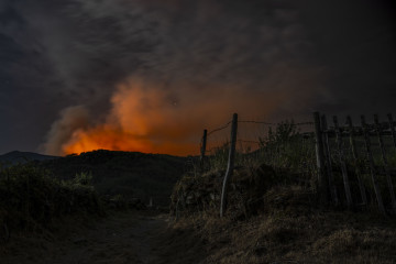 CHANDREXA DE QUEIXA (OURENSE), 09/08/2025.- El incendio forestal en Chandrexa de Queixa (Ourense) sigue avanzando, este sábado, con 450 hectáreas afectadas y, además, se mantienen activos otros dos