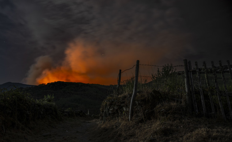El incendio de Chandexa de Queixa avanza con 450 hectáreas afectadas