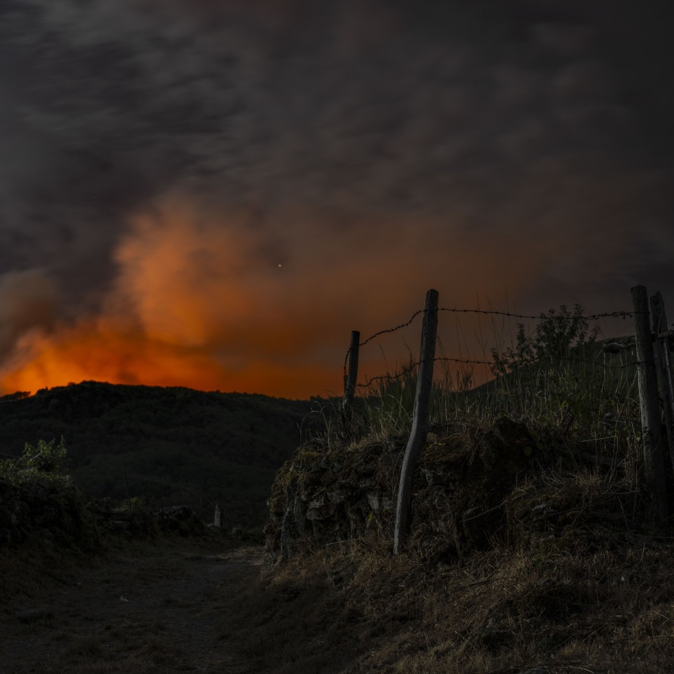 El incendio de Chandexa de Queixa avanza con 450 hectáreas afectadas