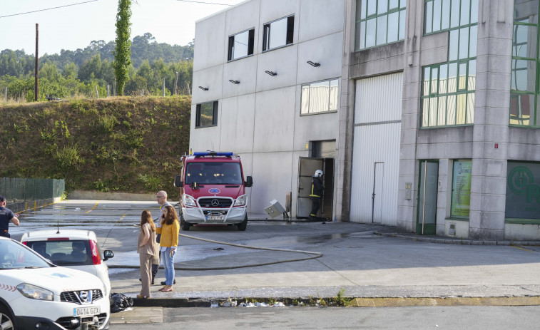 Un incendio calcina una nave del polígono de Bergondo