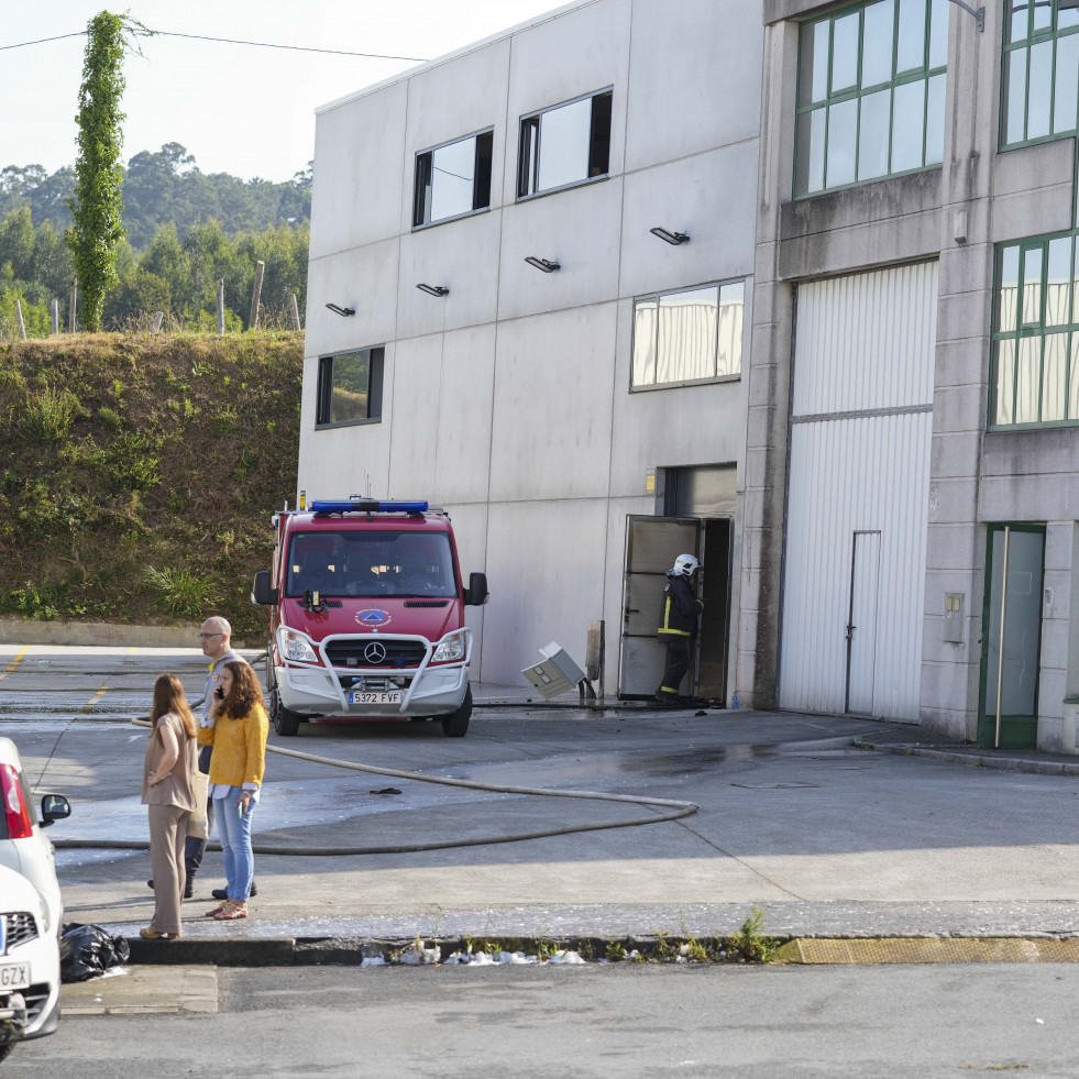 Vuelve a arder la nave de Cosméticos Anfer de Bergondo