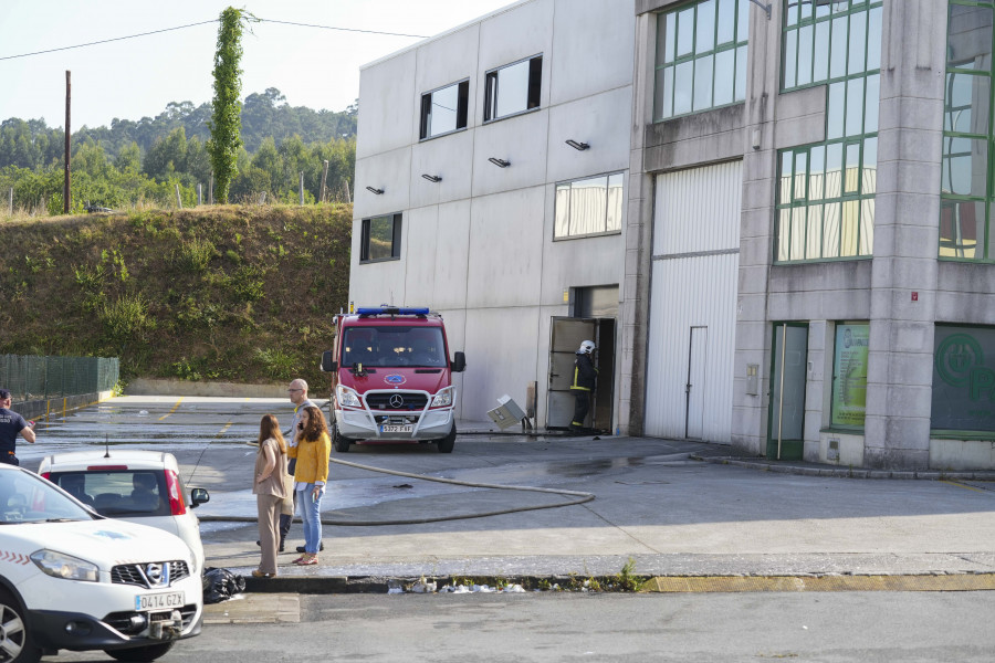 Un incendio calcina una nave del polígono de Bergondo