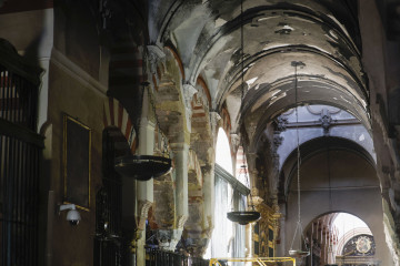 CÓRDOBA, 09/08/2025.- Trabajos en el interior de la mezquita-catedral después del incendio que en la noche del viernes afectó al templo. Una capilla colapsada, en la que se ha derrumbado el techo, 