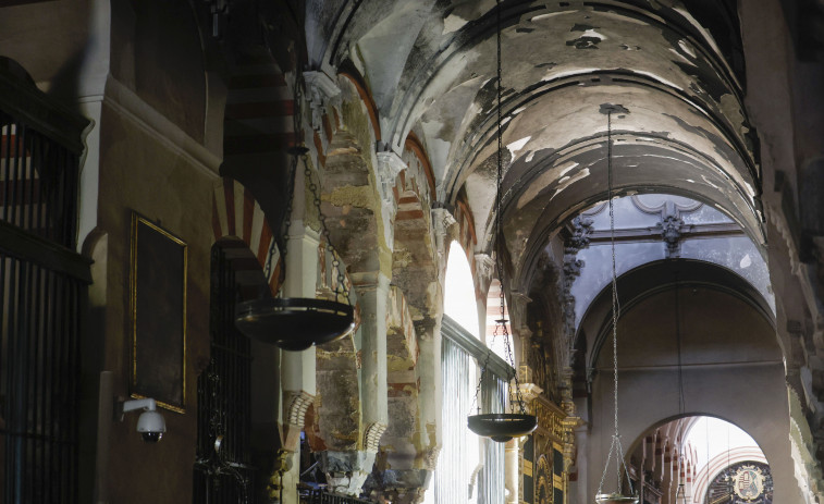 El interior de la Mezquita de Córdoba tras el incendio: una capilla colapsada y dos afectadas