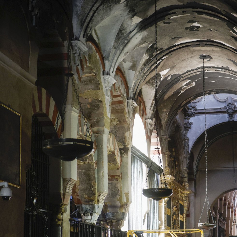 El interior de la Mezquita de Córdoba tras el incendio: una capilla colapsada y dos afectadas