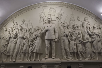 MOSCÚ, 09/08/2025.- Fotografía de un bajorrelieve dedicado a Stalin inaugurado recientemente en el metro de Moscú, Rusia, tomada el 7 de agosto de 2025. La rehabilitación de la figura Stalin ha al