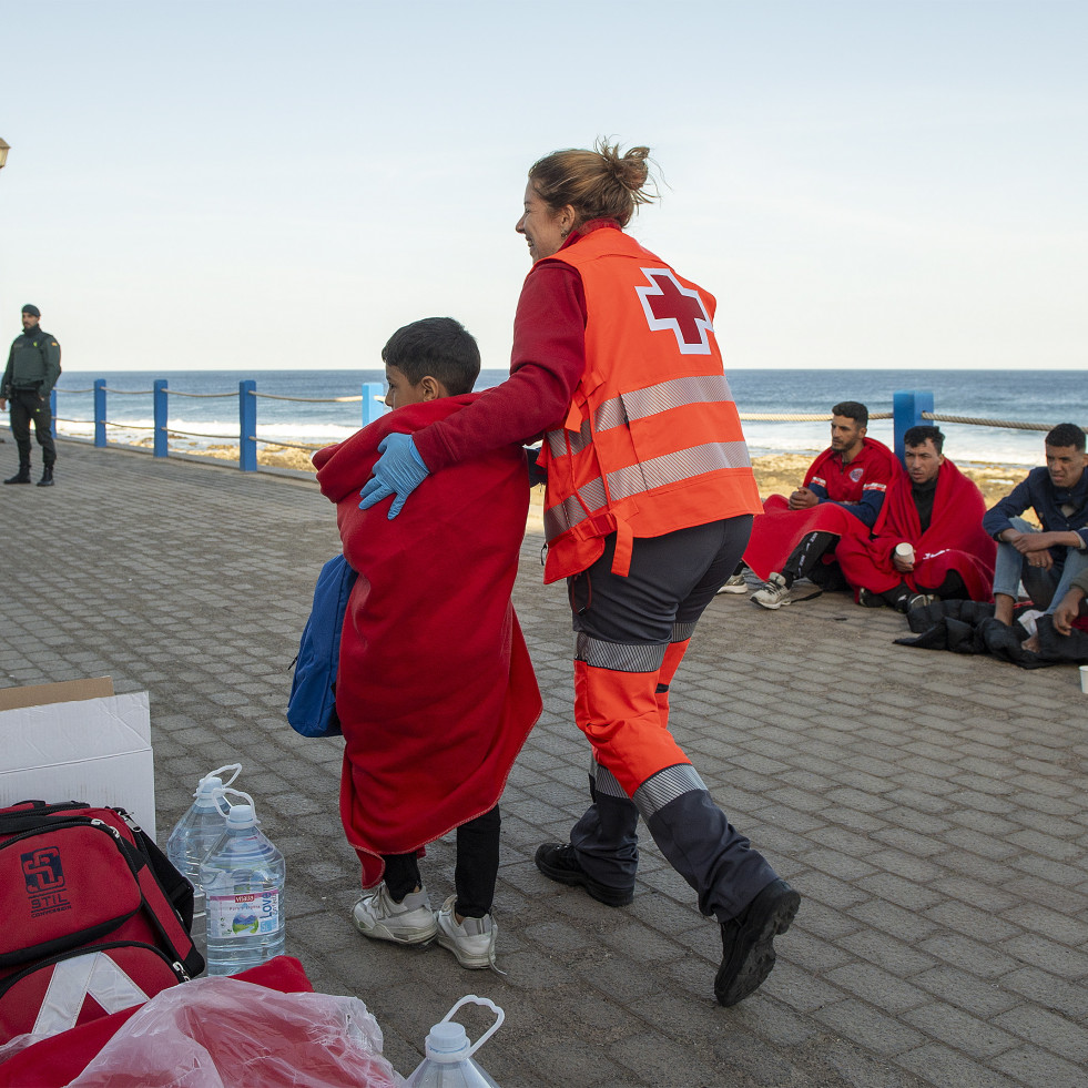 El traslado de los menores migrantes no acompañados desde Canarias a la Península comenzará este lunes