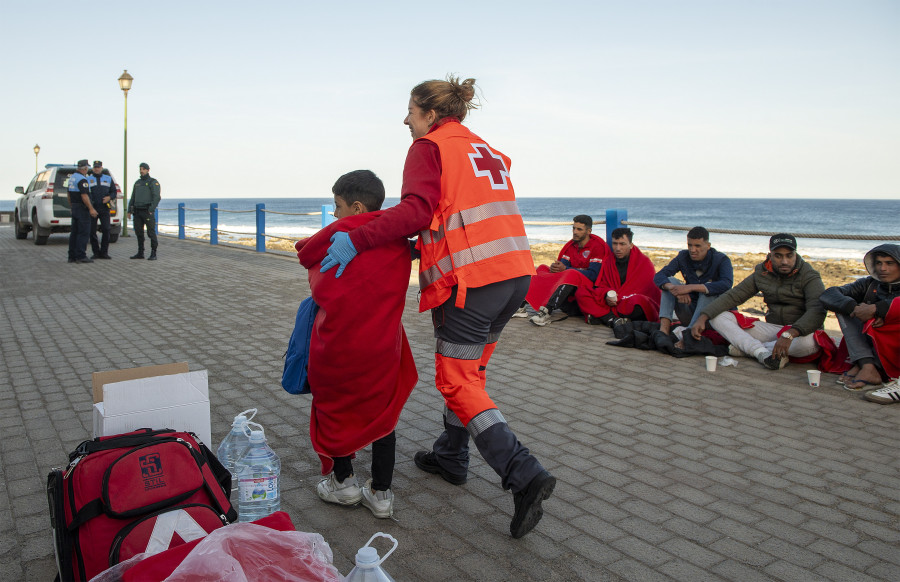El traslado de los menores migrantes no acompañados desde Canarias a la Península comenzará este lunes