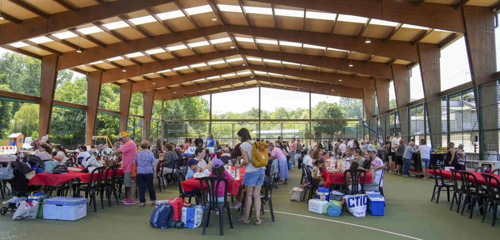 Ni el calor para la fiesta: medio millar de personas en Lubre y rock en Sada