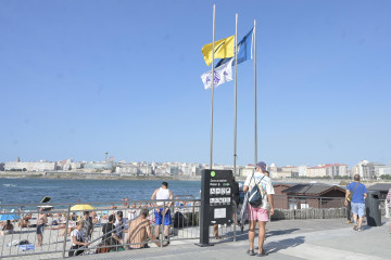 La bandera blanca señala la presencia de medusas ayer  javier alborés