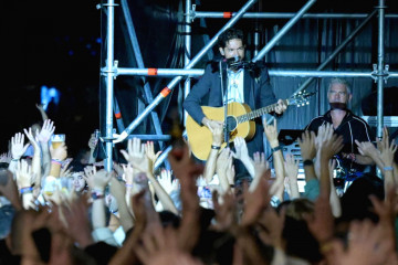 Fito Robles, cantante de Siloé, comenzó el concierto entre el público  javier alborés