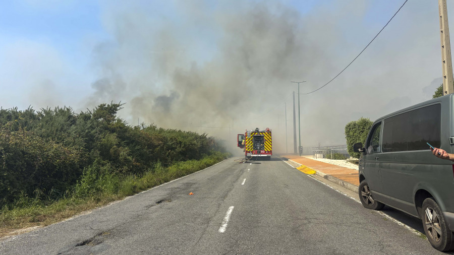 Un incendio en el monte de San Pedro cubre de humo A Coruña