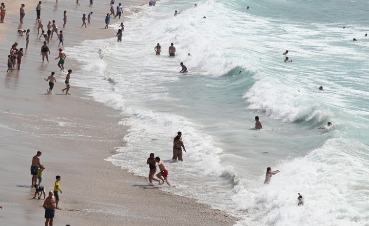 La pleamar deja casi sin espacio a los bañistas del Orzán