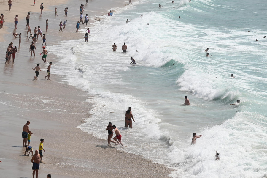 La pleamar deja casi sin espacio a los bañistas del Orzán