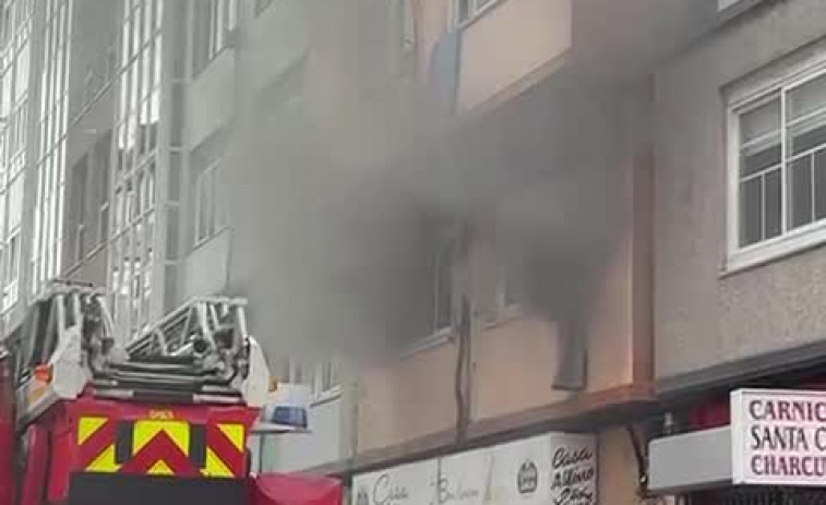 Herido un hombre que se tiró en calzoncillos por la ventana para escapar de un incendio en A Coruña