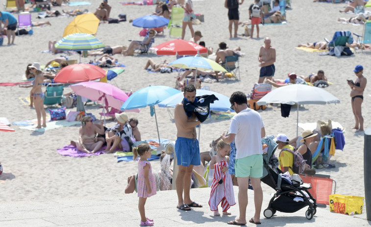 El día que A Coruña se bañó peligrosamente: carabelas, ‘mareas vivas’ y calor de récord