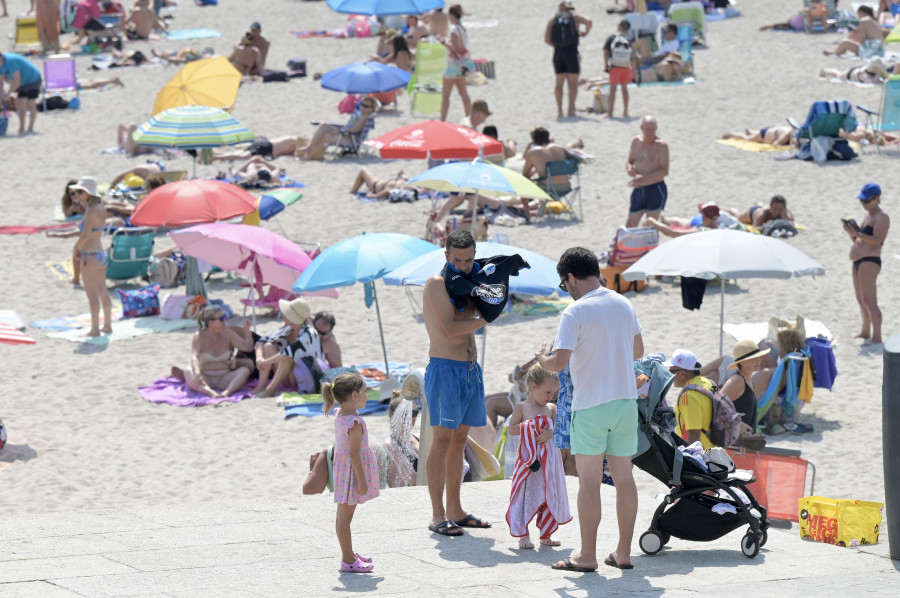 El día que A Coruña se bañó peligrosamente: carabelas, ‘mareas vivas’ y calor de récord