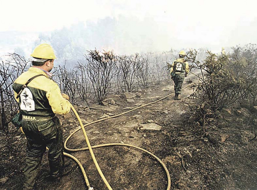 Hace 25 años |   Los montes coruñeses sufrieron este año medio centenar de incendios
