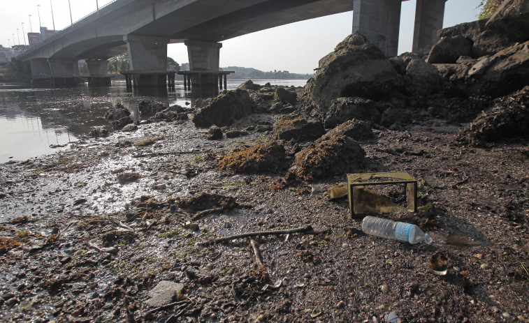 Residentes de la zona denuncian residuos en la ría de O Burgo un año después del fin del dragado